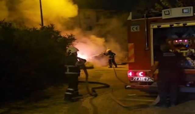 Park Halindeki Otomobil Alev Alev Yandı: İtfaiye Müdahale Etti