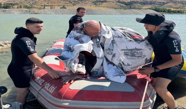 Rüzgarın Sürüklediği Şişme Bottaki Adamı Dalgıç Polisler Kurtardı