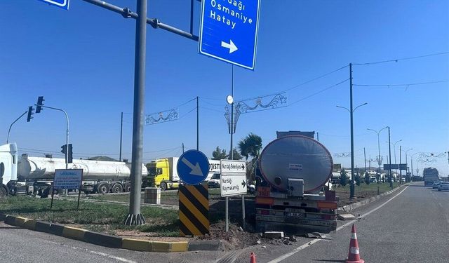 Tanker ile Hafif Ticari Araç Çarpıştı: 1 Yaralı