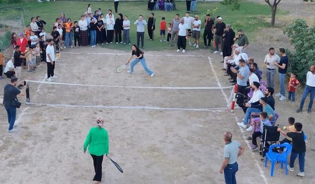 Toprak Kortta Tenis Oynayan Köylülerden Renkli Görüntüler
