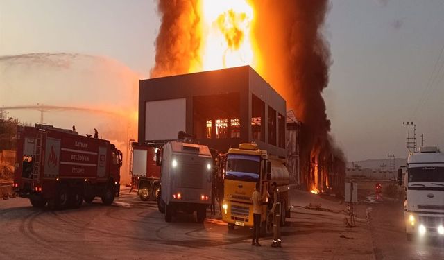 Zincir Market Deposunda Alevler Geceyi Aydınlattı