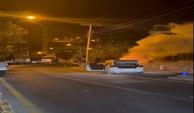 Seyir Halinde Alev Alan Otomobilde Maddi Hasar Oluştu