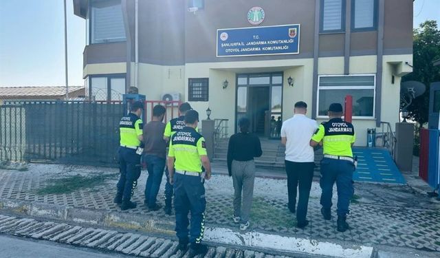 Kendini Polis Olarak Tanıtan 3 Dolandırıcı Jandarma Tarafından Yakalandı