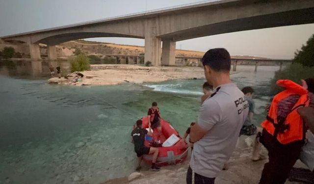 Fırat Nehri Kıyısında Mahsur Kalan 10 Kişi Ekiplerin Çalışmasıyla Kurtarıldı