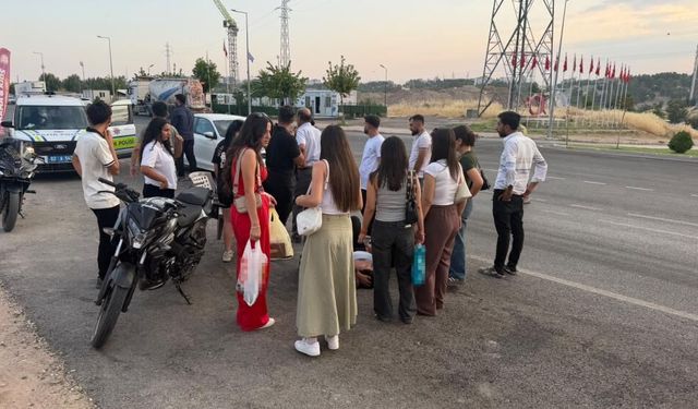 Ehliyetsiz Motosikletli Otomobile Çarptı: 2 Yaralı