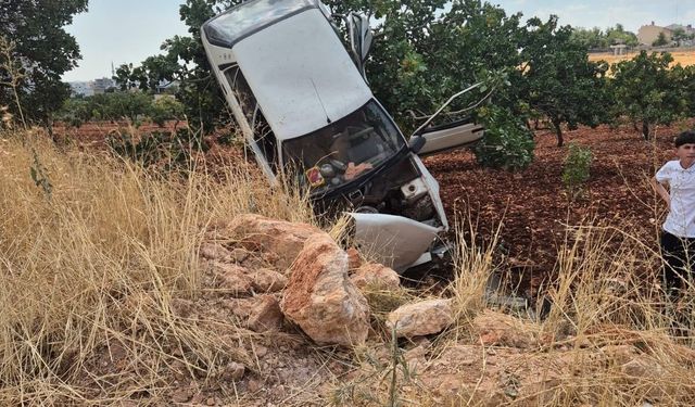Şanlıurfa’da otomobil tarlaya savruldu: 2 yaralı