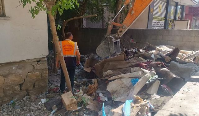 İki Katlı Evden Çıkanlar Şaşkına Çevirdi: 2 Kamyon Çöp Boşaltıldı