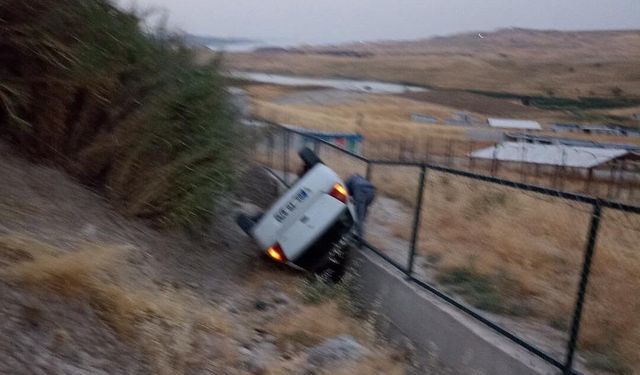 Kontrolden çıkan otomobil şarampole devrildi