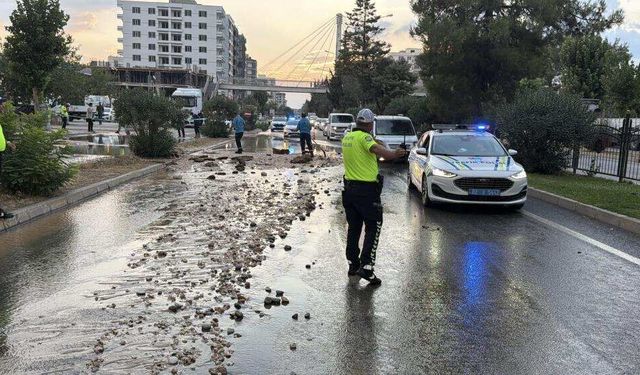 Su Borusu Patladı, Yol Çöktü:  Otomobil Çukura Düştü