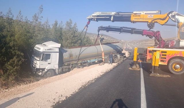 Gelin konvoyuna çarpmamak için manevra yapan tanker yoldan çıktı