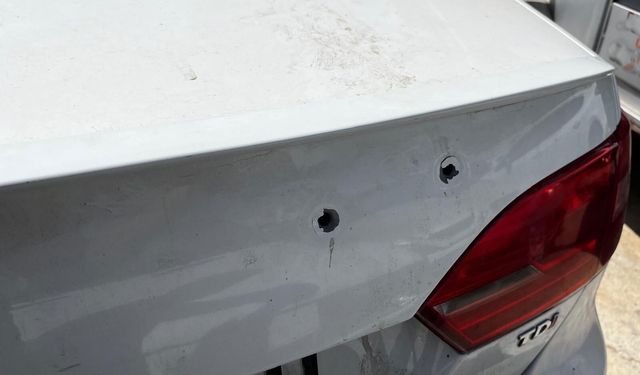 Ailesiyle seyir halindeyken silahlı saldırıya uğradı: Dehşet kamerada