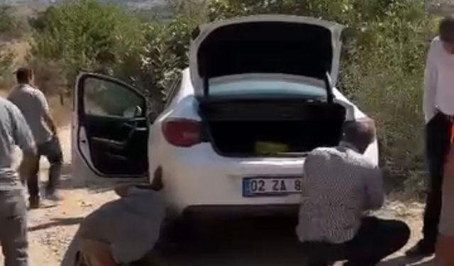 Sincik’te şarampole giren otomobil kurtarıldı