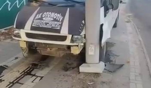 Diyarbakır’da transit direğe çarptı: 1 yaralı