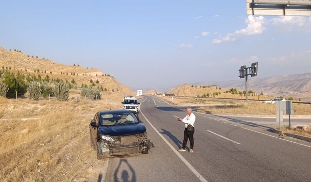 Hasankeyf’te kamyon ile otomobil çarpıştı: 2 yaralı