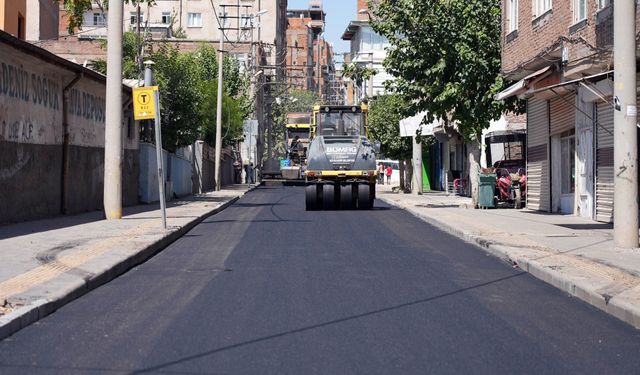 Bağlar’da bozulan caddeler sıcak asfaltla buluştu