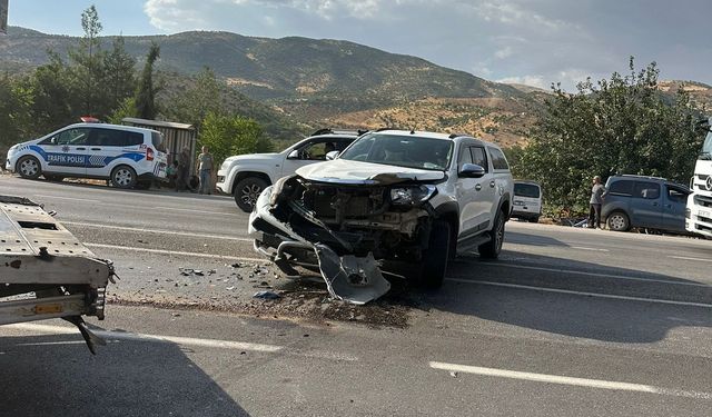 Otomobil ile motosiklet çarpıştı: Sürücü ağır yaralandı