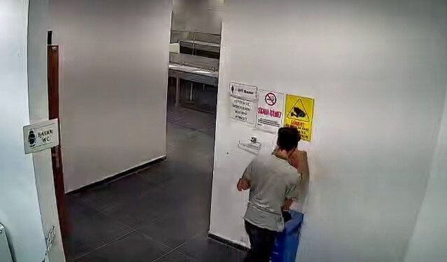 Kadınlar tuvaletindeki hırsızlık anları kamerada
