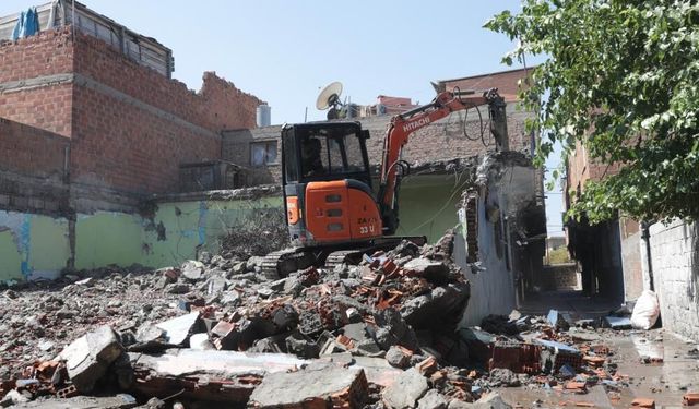 Diyarbakır’da Metruk Binalar Tek Tek Yıkılıyor