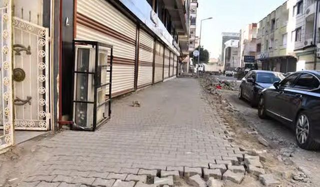 Bismil’de Akpınar Caddesi’nin kaldırımları yenileniyor