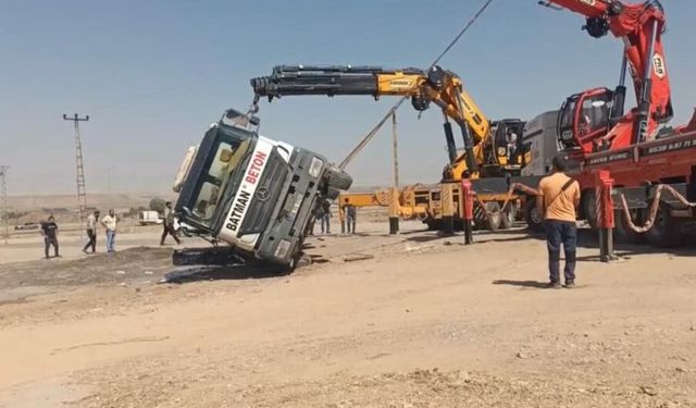 Kontrolden Çıkan Beton Mikseri Devrildi: Sürücü Yaralandı