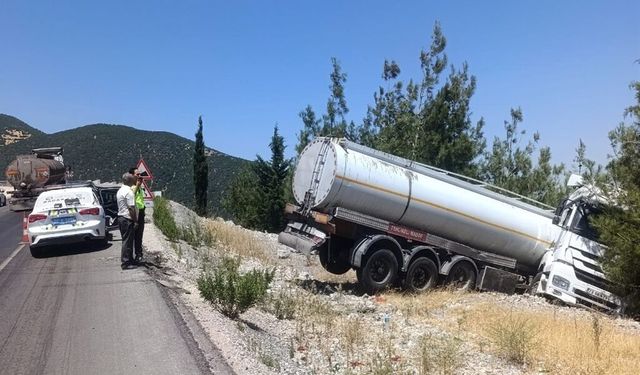 Şarampole Devrilen Tankerin Sürücüsü Yaralandı