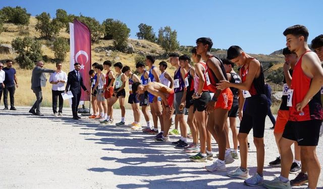 30 İl, 120 Sporcu, Tek Zirve: Namaz Dağı Eteklerinde Koşu Heyecanı