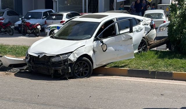Beton mikseri otomobile çarptı: Aynı aileden 4 yaralı