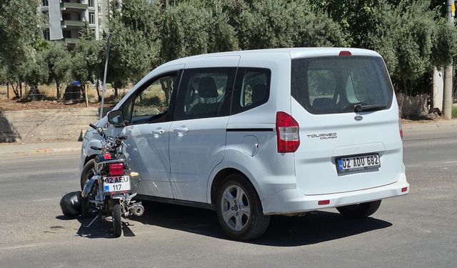 Motosiklet ile araç çarpıştı: 1 kişi yaralandı
