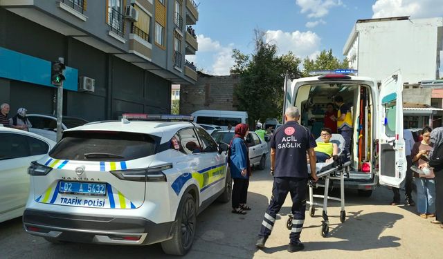 Otomobilin çarptığı çocuk hastaneye kaldırıldı