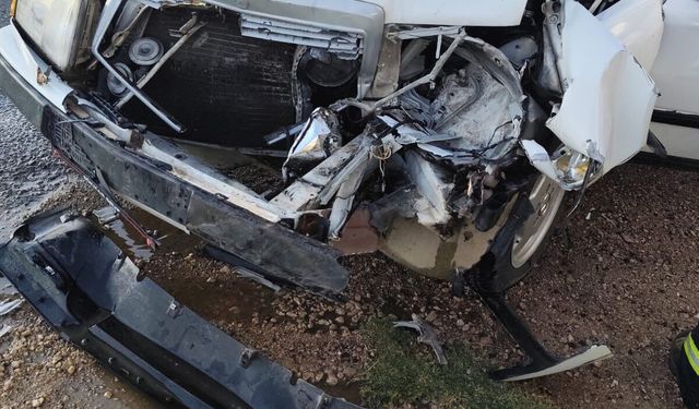 Otomobil ile hafif ticari araç çarpıştı: 1 yaralı