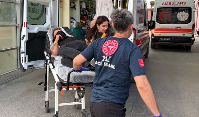 Kadına yardım etmek isteyen genç yaralandı