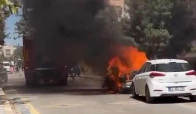 Park halindeki otomobil yangında kullanılamaz hale geldi