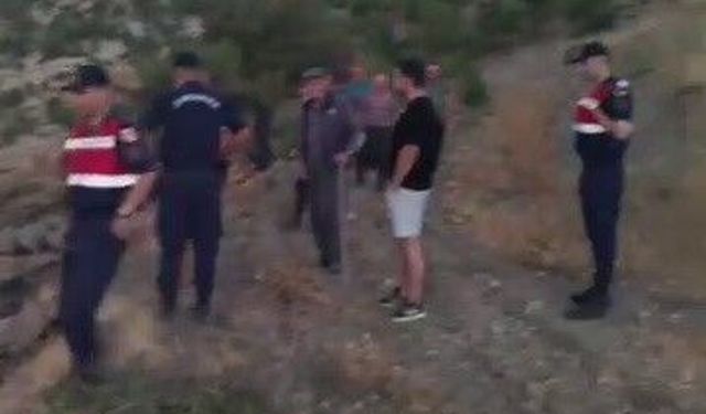 Köylüler kovalarla su taşıdı, yangını söndürdü