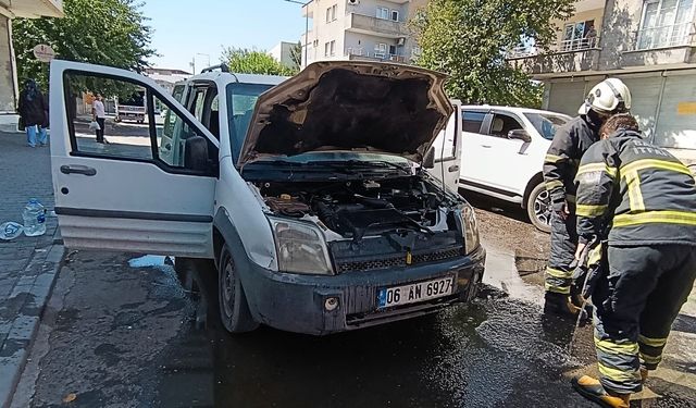 Park halindeki araçta çıkan yangın paniğe neden oldu