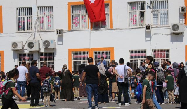 Okulun ilk gününde miniklerin heyecanı