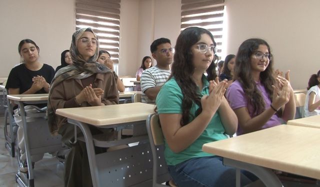 Çocuklar iletişim engellerini işaret diliyle aşıyor