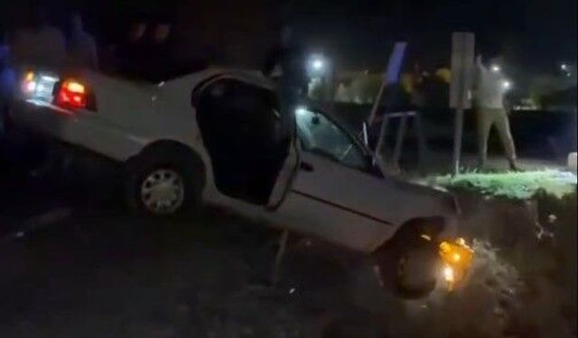 Otomobil köprüde asılı kaldı: Baba ve oğlu kurtuldu