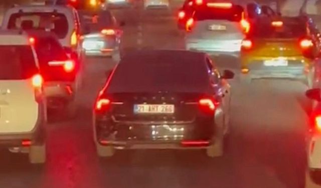 Sürücüler itfaiyeye yol verdi, bir araç fermuar sistemini bozdu