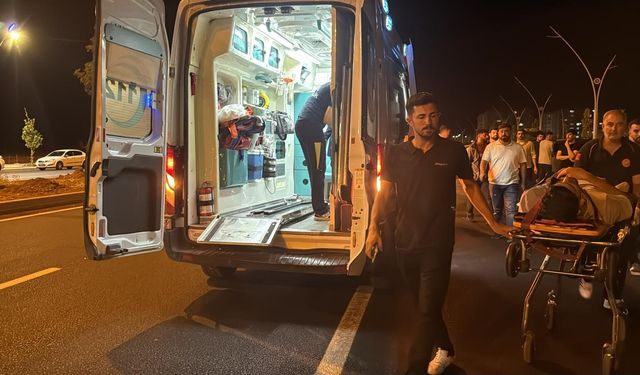 Seyir halindeki kamyonetten düşen genç yaralandı