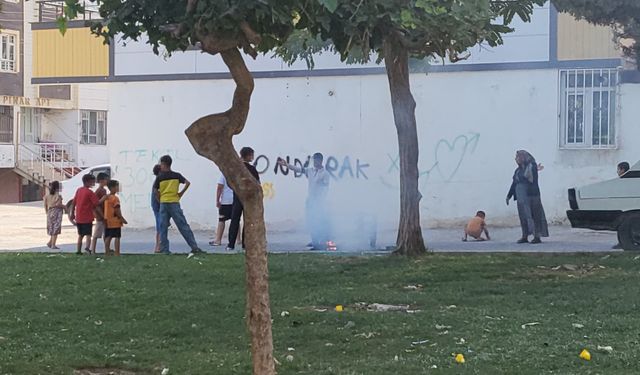 Sokakta koltuğu ateşe verdiler, söndürmeye çalıştılar