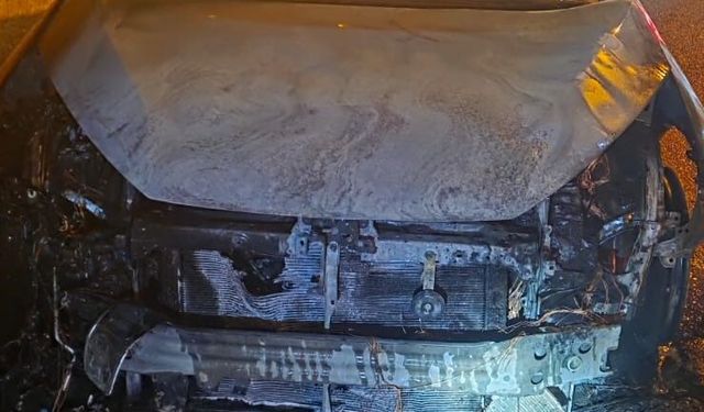 Park halindeki otomobilde çıkan yangın paniğe neden oldu