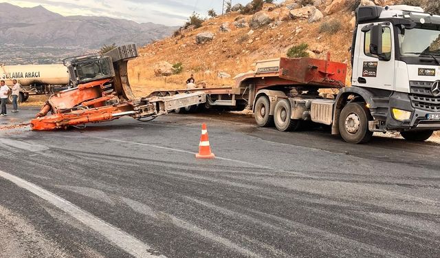 Tırın üzerindeki iş makinesi yola devrildi: Yol trafiğe kapandı