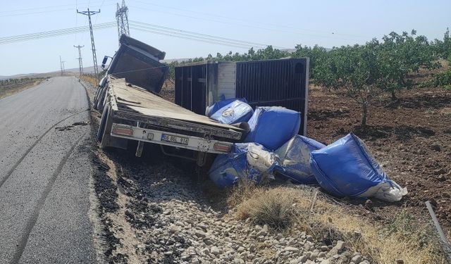 Jeneratör taşıyan tır yan yattı: Vinçle kaldırılan jeneratör alev aldı