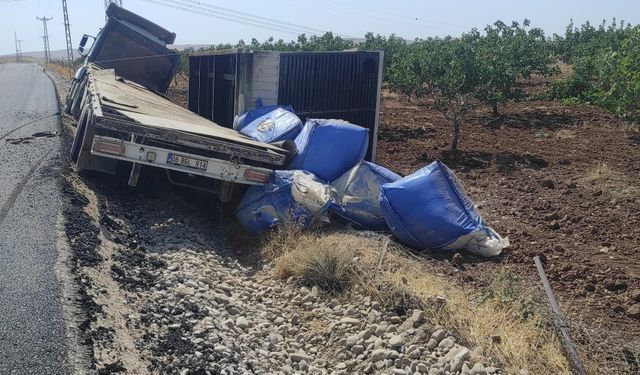 Jeneratör taşıyan tır yan yattı, kaldırıldığı sırada alev aldı
