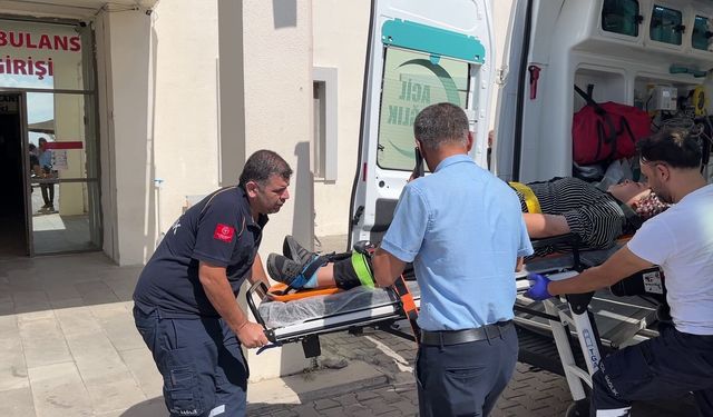 Hafriyat kamyonunun çarptığı otomobilde 3 kişi yaralandı