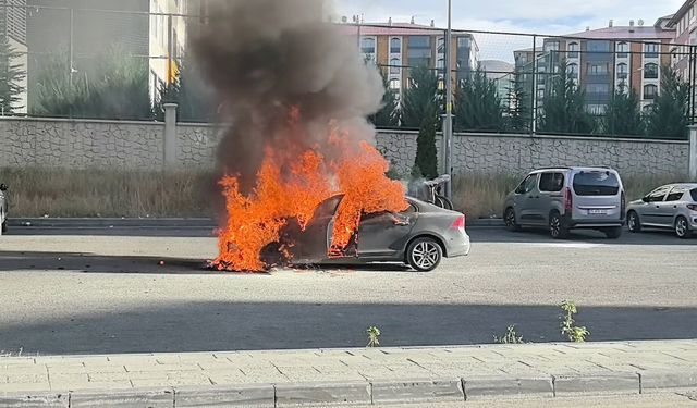 Korkutan araç yangını: Art arda patlamalar yaşandı