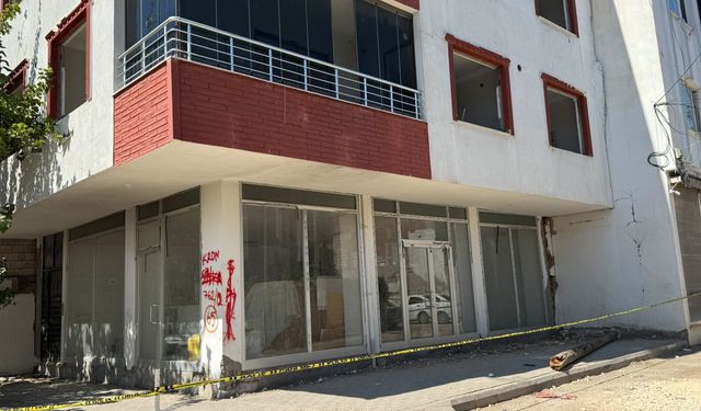 Hasarlı bina deprem sonrası yeniden endişe yarattı