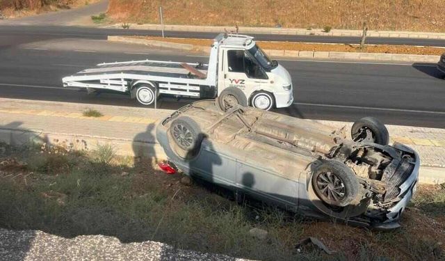 Kontrolden Çıkan Otomobil Kaldırıma Devrildi: 1 Yaralı