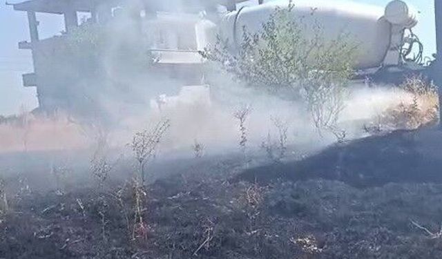 Kopan elektrik telleri evlerin arasında yangına neden oldu