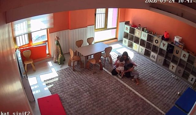 Deprem anında öğretmenler önce öğrencilerini güvene aldı